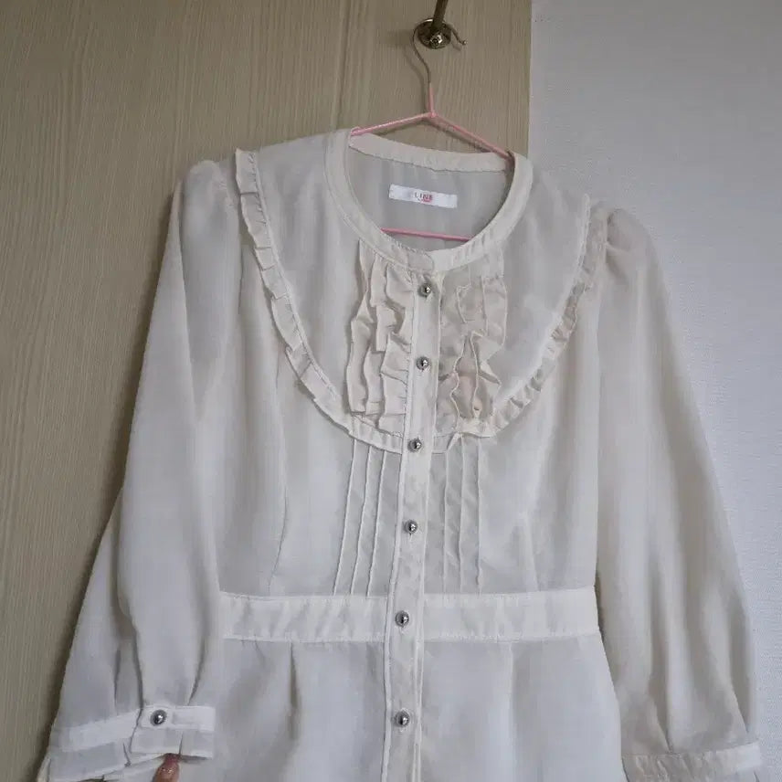 [BUNJANG] LINE Romantic Ivory Frill Blouse / [LINE/라인] 로맨틱 아이보리 프릴 블라우스 (가슴단면 42