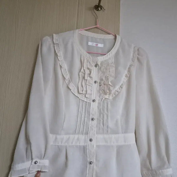 [BUNJANG] LINE Romantic Ivory Frill Blouse / [LINE/라인] 로맨틱 아이보리 프릴 블라우스 (가슴단면 42