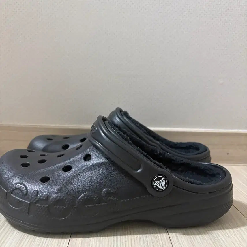 [BUNJANG] Fuzzy Crocs Black Size 250 / 털크록스블랙250