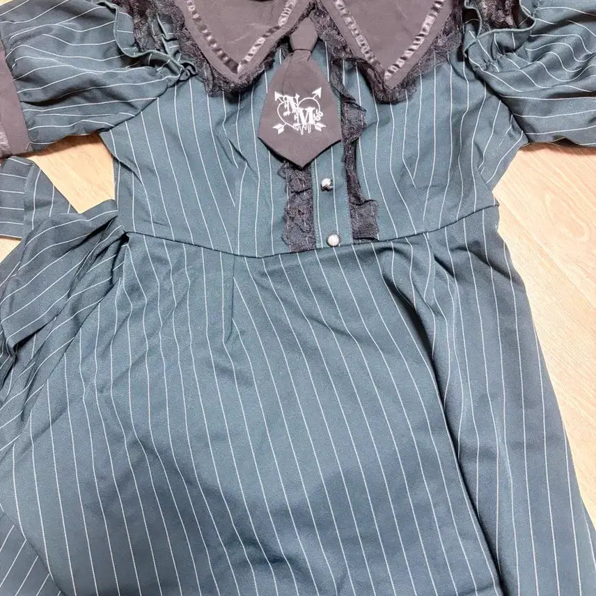 [BUNJANG] Noemi Embroidered Green Necktie Setup / 노에미 넥타이 자수 그린 셋업