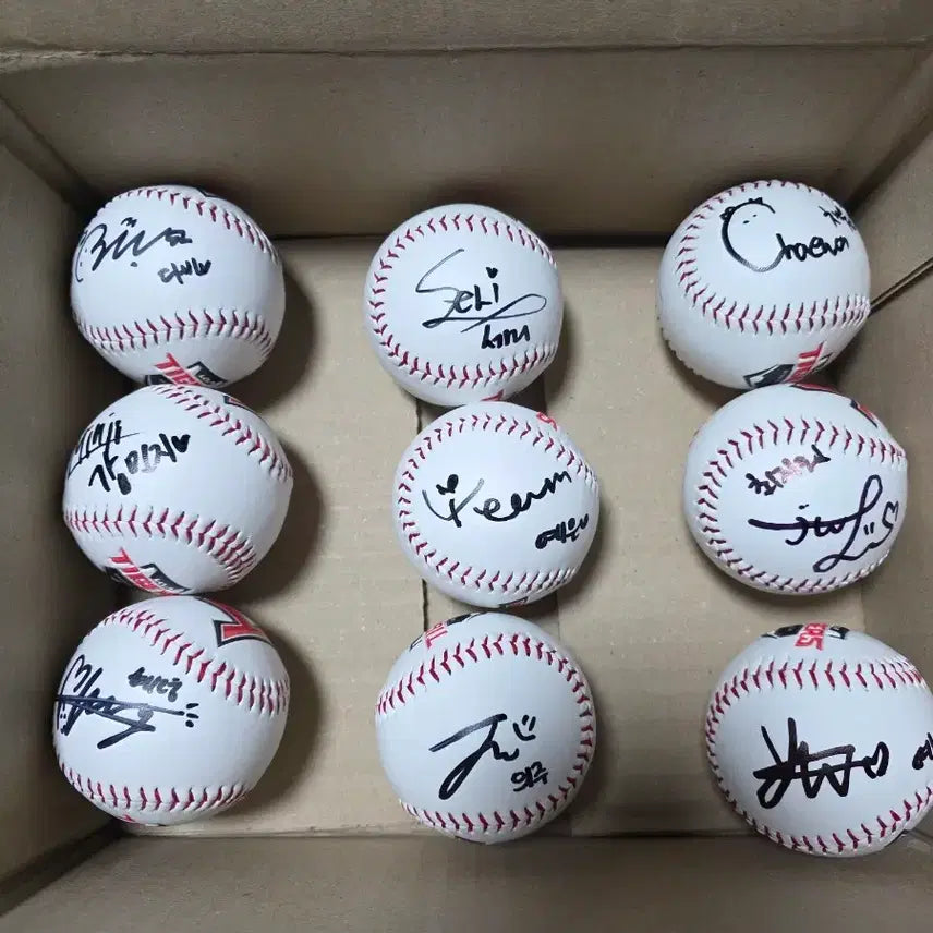 [BUNJANG] Kia Tigers Cheerleader Autographed Baseballs (Bundle Set) / 기아타이거즈 치어리더 사인볼 9개 일괄판매합니다