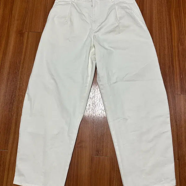 [BUNJANG] Uniqlo Barrel Pants White / 유니클로 배럴팬츠 (흰바지)