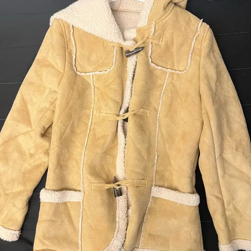 [BUNJANG] Beige Shearling Hooded Duffle Coat / 베이지 양털 무스탕 후드 떡볶이코트 더플코트