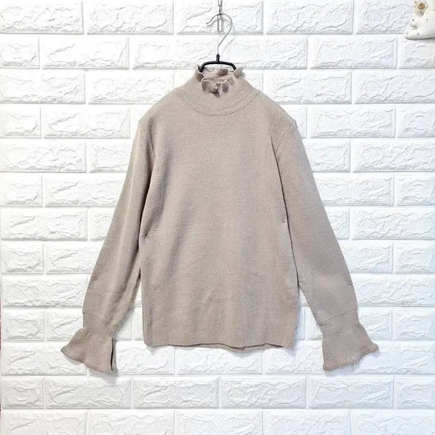 [BUNJANG] Beige Ruffle Neck Knit Sweater / 예쁜 프릴 목 니트