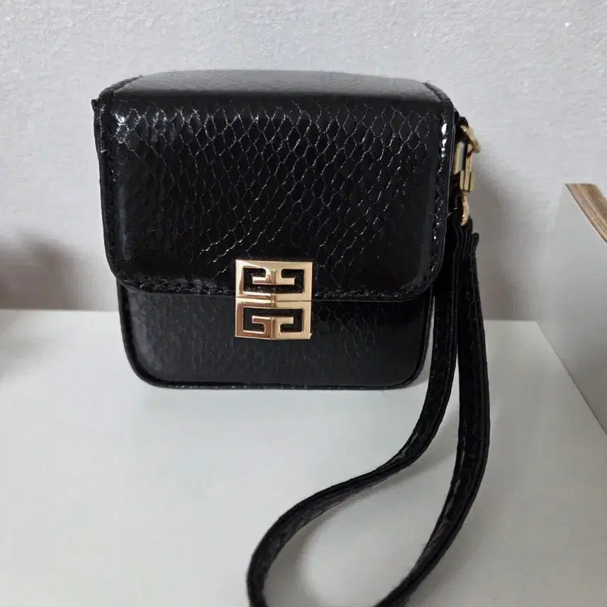 [BUNJANG] Givenchy Black Logo Pouch / 지방시 파우치