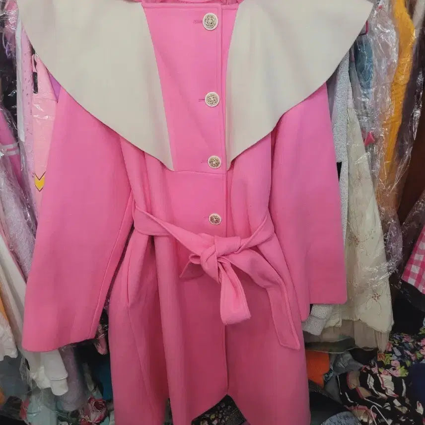[BUNJANG] Imported Double-Breasted Pink Coat with White Collar Accent / 핑크색 더블 코트 수입 바비핑크