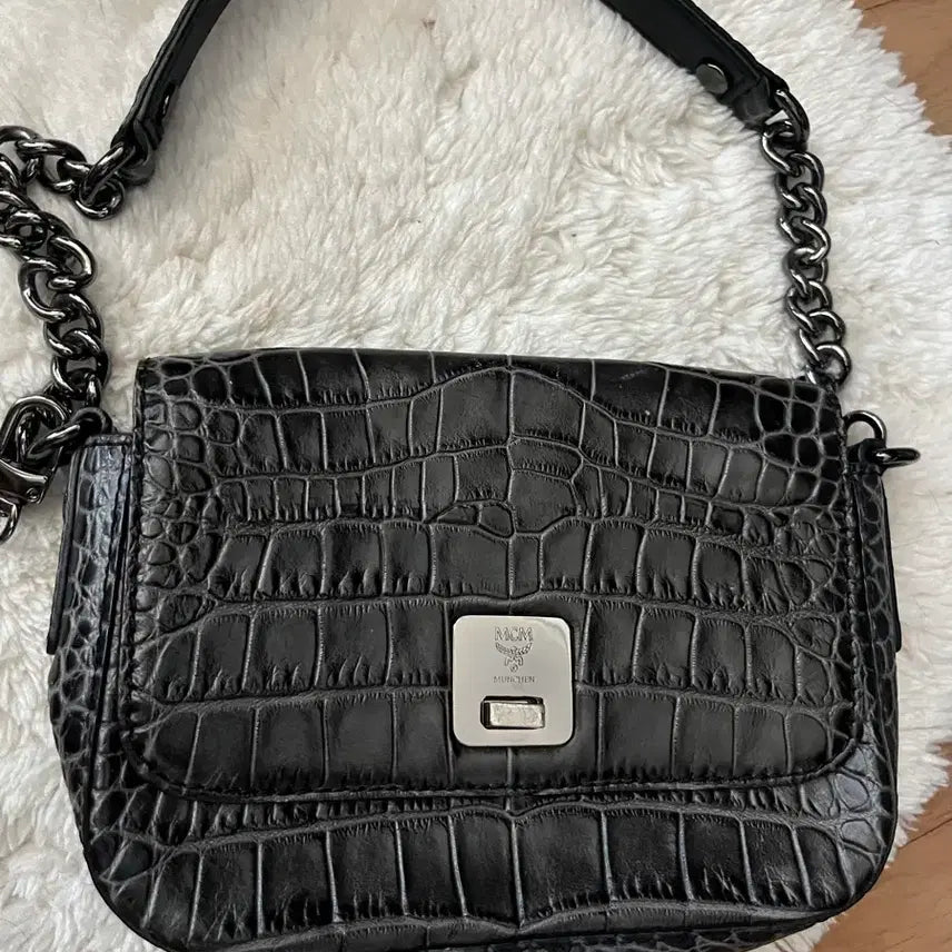 [BUNJANG] MCM Crocodile Pattern Chain Shoulder Bag Black / MCM 크로커다일 패턴 체인 숄더백 블랙
