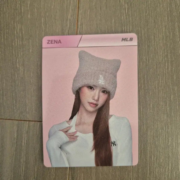 [BUNJANG] MLB x Risenne Xena Photocard / MLB 리센느 제나 포토카드 구부정