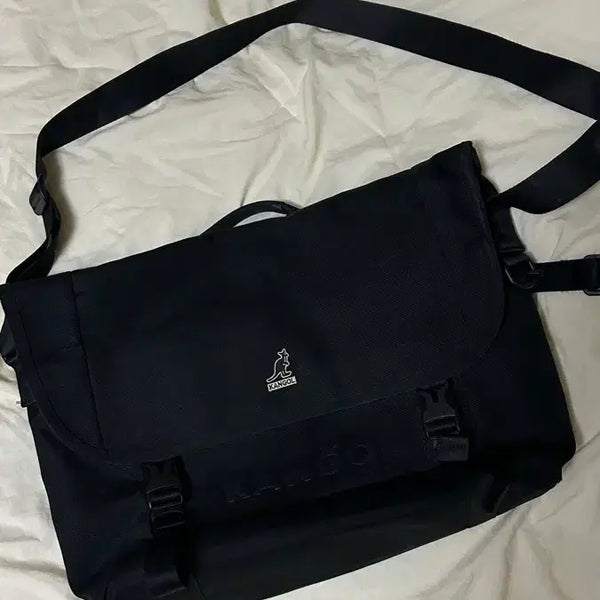 [BUNJANG] Kangol Messenger Bag Black / 캉골 메신저백 블랙