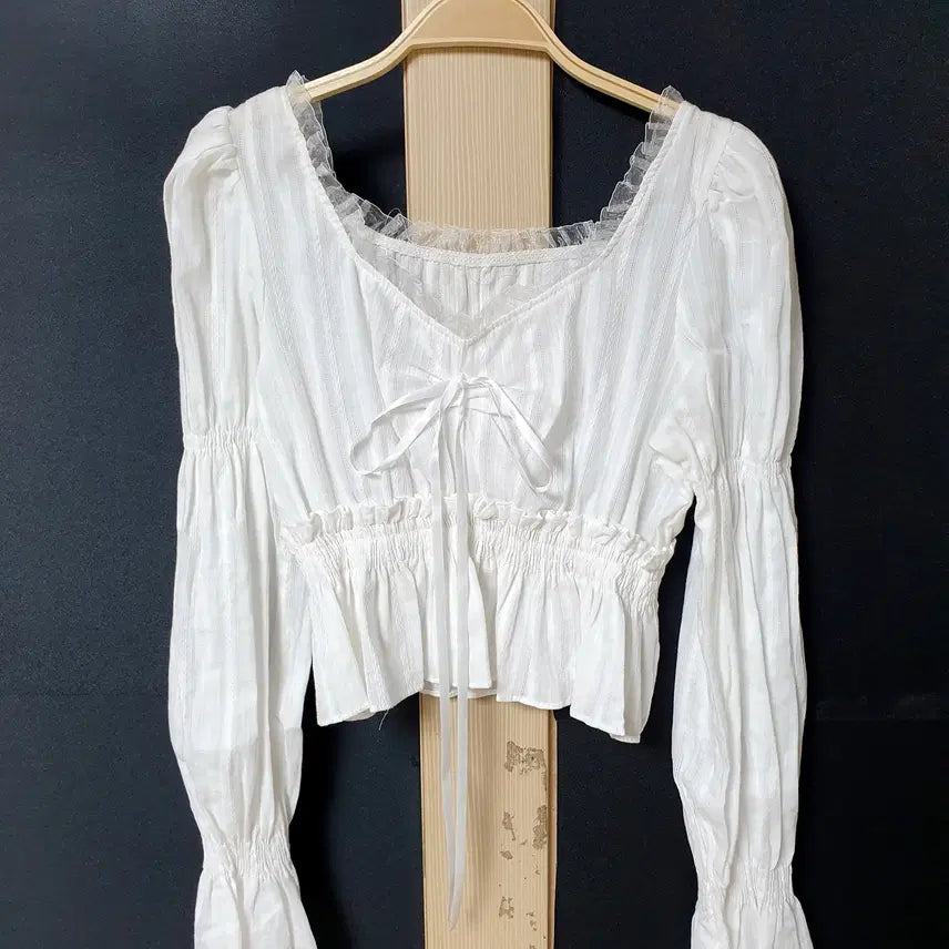 [BUNJANG] Cropped Lace Puff Blouse - White / 진짜만원 크롭 레이스 퍼프 블라우스 화이트