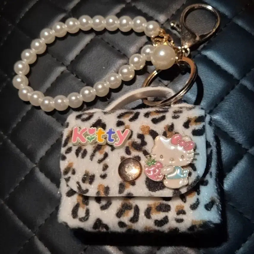 [BUNJANG] Hello Kitty Leopard Fur Pouch with Pearl Strap Keychain / 키티 헬로키티 진주 키링 레오파드 퍼 파우치