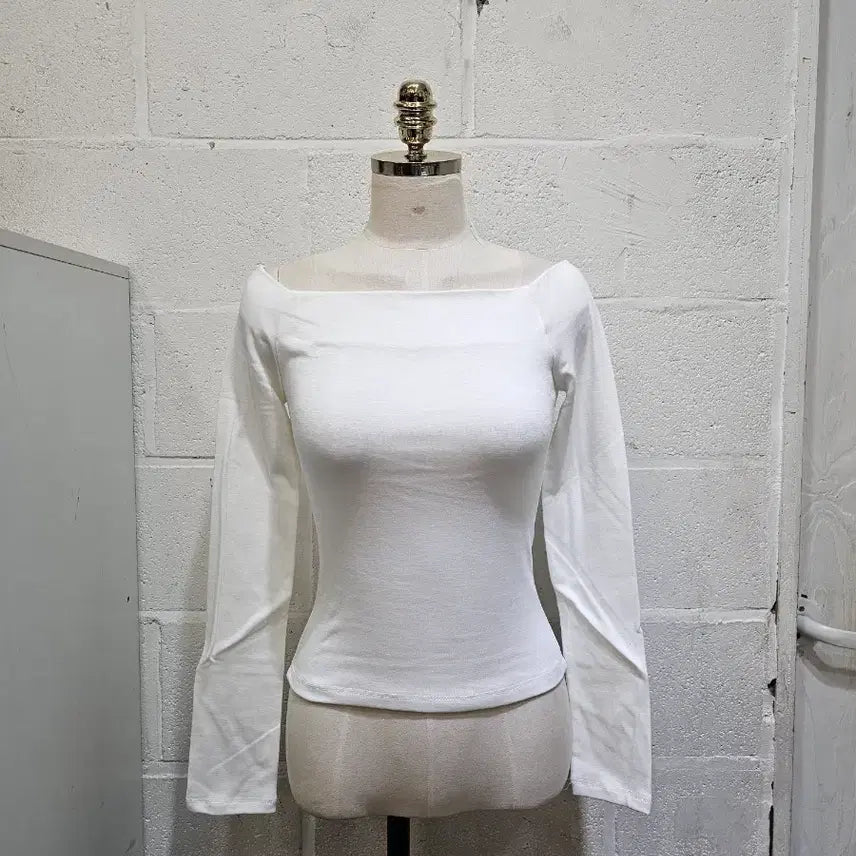 [BUNJANG] Fleece Lined Off-Shoulder Crop Solid Long Sleeve Top - White / 안감기모 오프숄더 크롭 무지 긴팔- 화이트