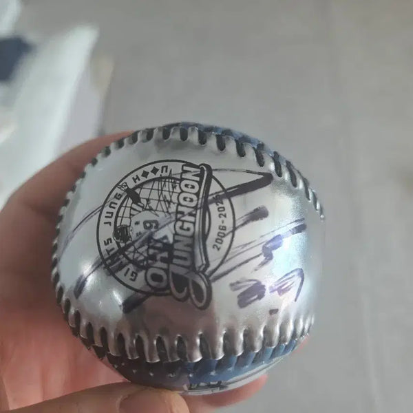 [BUNJANG] Jeonghoon Signed Retirement Baseball / 정훈 은퇴 기념구(친필 싸인받음)