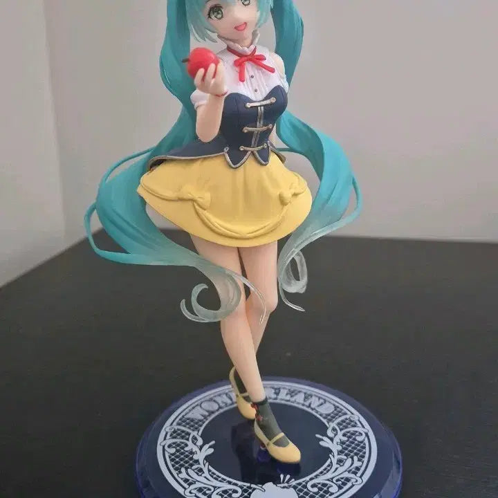 [BUNJANG] Hatsune Miku Snow White Version Figure / 하츠네 미쿠 피규어 백설공주 버전 판매합니다!