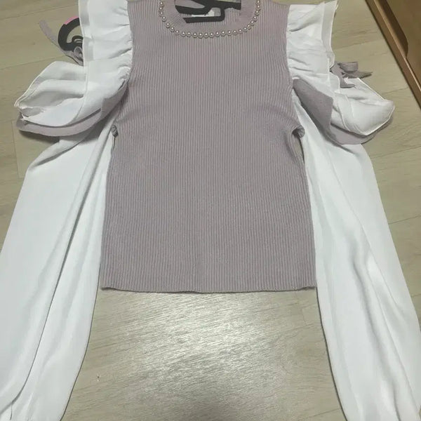 [BUNJANG] Evelyn Pearl Knit Blouse / 에블린 evelyn 어깨트임 진주 니트 블라우스 지뢰계 양지뢰 양산형 스나계