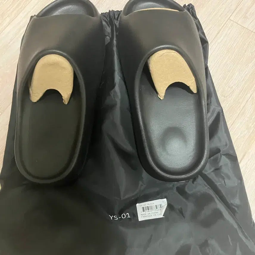 [BUNJANG] Yeezy YS01 Sneakers / Yeezy Ys01 새상품팝니다 사이즈 9