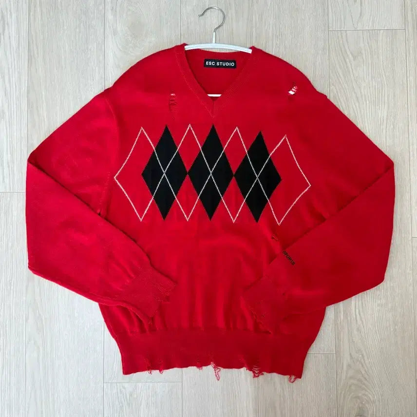 [BUNJANG] ESC STUDIO V-Neck Damage Argyle Knit Red One Size / ESC STUDIO v-neck 데미지 아가일 니트 레드 O/S