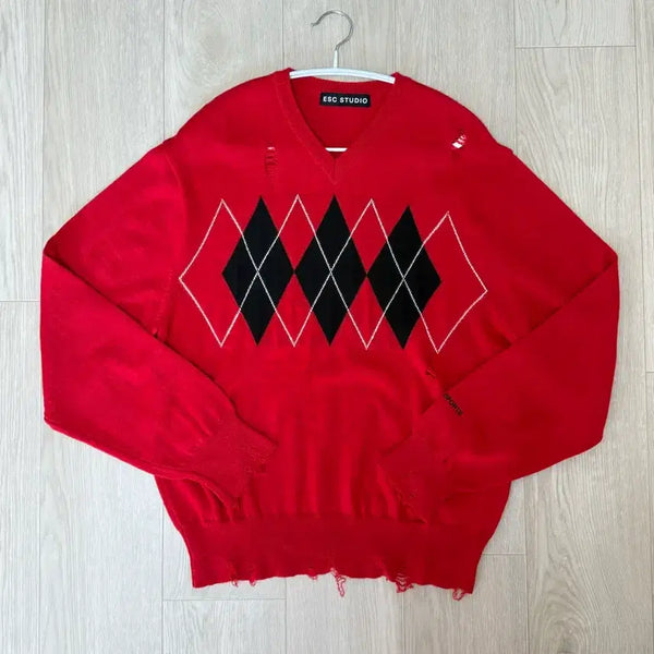 [BUNJANG] ESC STUDIO V-Neck Damage Argyle Knit Red One Size / ESC STUDIO v-neck 데미지 아가일 니트 레드 O/S