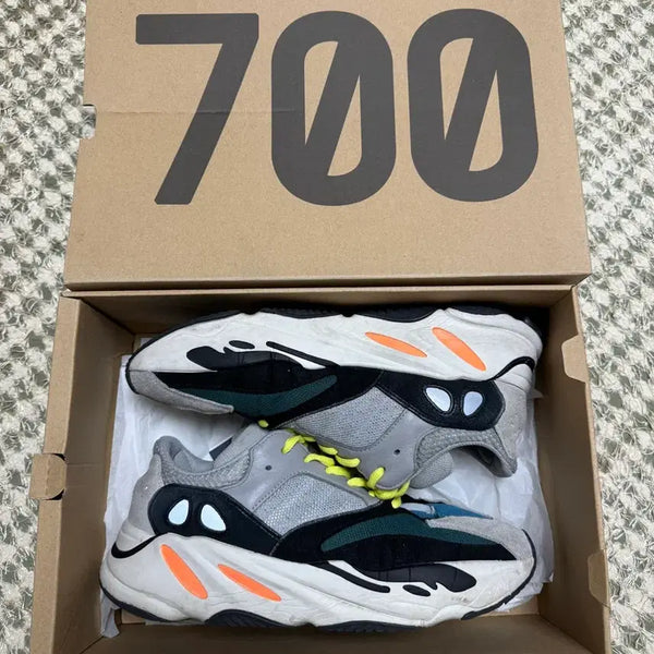 [BUNJANG] Adidas Yeezy Boost 700 Wave Runner Solid Grey / 아디다스 이지부스트 700 웨이브러너 솔리드 그레이 295