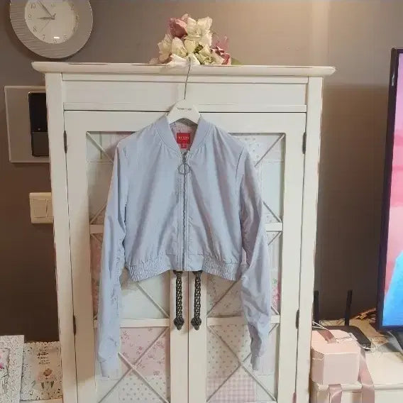 [BUNJANG] Guess Light Blue Crop Jacket Size 55 / guess 크롭 자켓 점퍼 라이트 블루/55