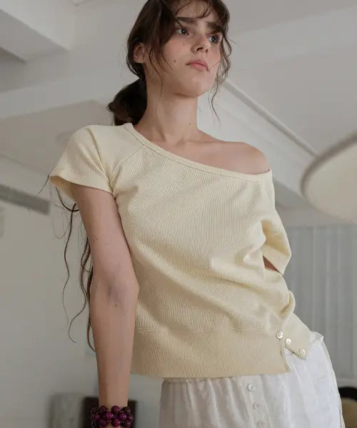 [TOAVE] Waffle Off-Shoulder Button T-Shirt (Yellow)