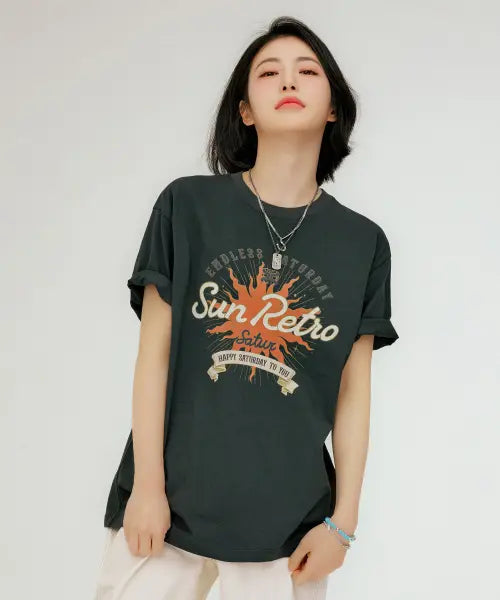 [SATUR] New Sun Retro Graphic T-Shirt Charcoal / 뉴 썬 레트로 그래픽 반팔 티셔츠 차콜
