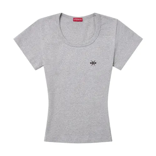 [KITSCH\u0026KISS] MAIN LOGO U-Neck T-Shirt (SUSKNK-100) / MAIN LOGO 유넥 티셔츠 (SUSKNK-100)