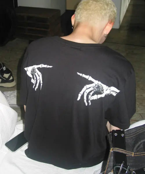 [SCALLYWAG] ET BONE FINGER Crop T-Shirt [Black] / ET BONE FINGER 크롭 티셔츠[블랙]