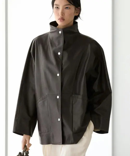 [MASSIMO DUTTI] Nappa leather pocket cape / 포켓 디테일 나파 가죽 케이프 파카
