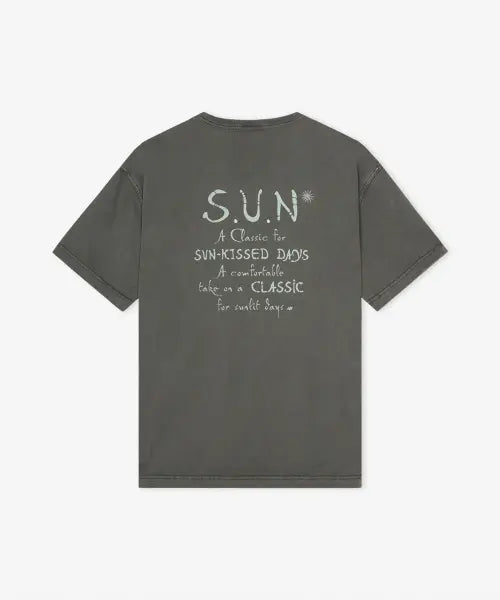 [NEW BALANCE] NBNEGCA013 / UNI Kissed Graphic Short Sleeve T-Shirt (D/CHARCOAL) / NBNEGCA013 / UNI 선 키스드 그래픽 반팔티 (D/CHARCOAL)