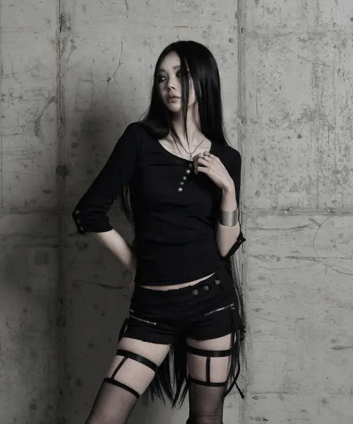 [URBANUNIQUE LABEL] Metal button slim-fit half-sleeve top BLACK / 메탈 버튼 슬림핏 7부 탑 블랙