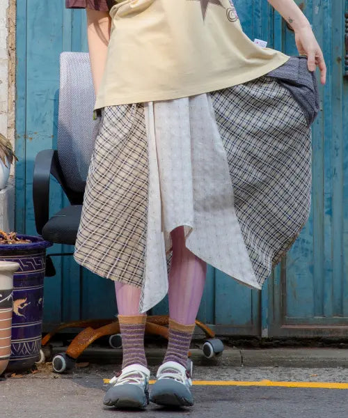 [RuNaKi'Hu'] WXSK016 Hirari Unbalanced Check Skirt (IVORY/CHARCOAL) / WXSK016 히라리 언발란스 체크 스커트 (IVORY/CHARCOAL)
