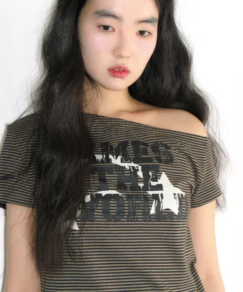[AMES-WORLDWIDE] ONE SHOULDER LETTERING TEE BROWN