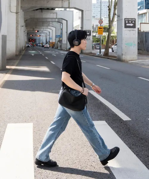 [JILLSTUART MEN ACC] Jill Stuart Men's Black Leather Minimal Crossbody Bag / [삭형X질스튜어트남성ACC] 블랙 레더 미니멀 크로스백