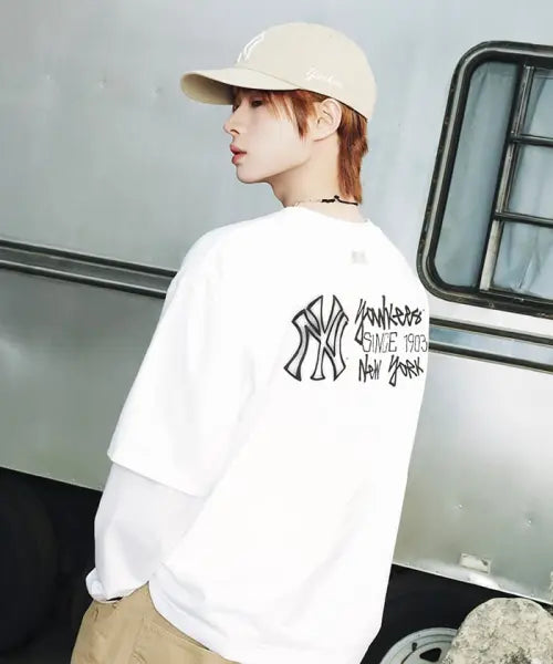 [MLB] Basic Street Logo Oversized Short-Sleeve T-Shirt NY (White) / 베이직 등판 스트릿 로고 오버핏 반팔 티셔츠 NY (White)
