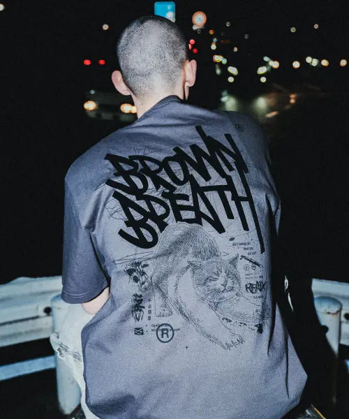 [BROWNBREATH] KITTY TAG TEE - CHARCOAL