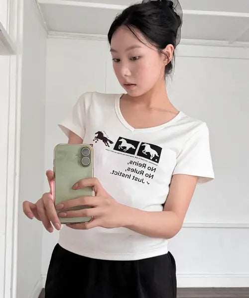 [CHICKS] INSTINCT DOT HORSE V-NECK SHORT SLEEVE T-SHIRT WHITE / 녕이X칙스 인스팅트 도트 홀스 브이넥 슬림 반팔 티셔츠 화이트