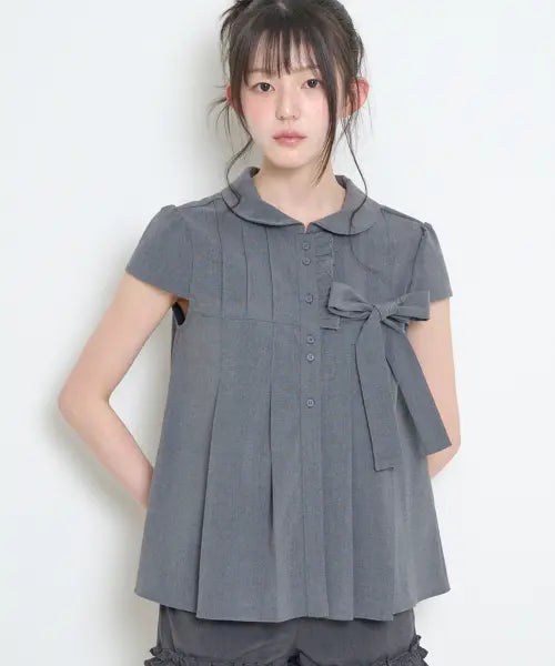 [ILLIGO] RIBBON PLEATED SHORT SLEEVE BLOUSE GRAY / 리본 플리츠 반소매 블라우스 그레이