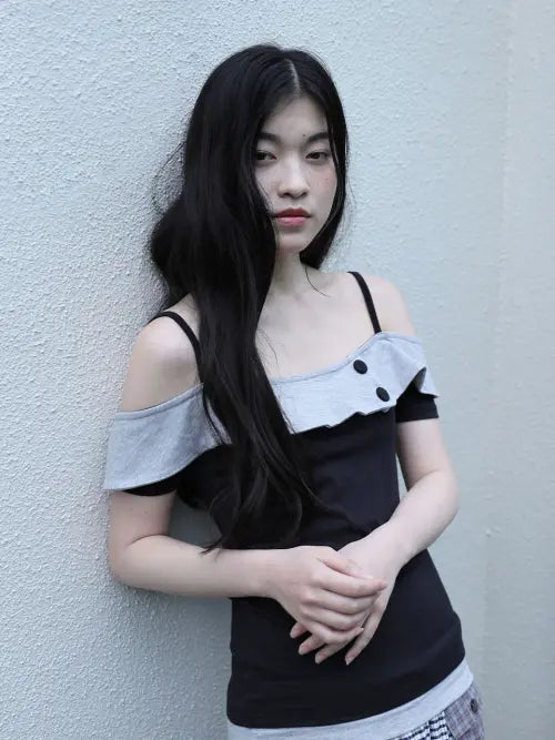 [UGLYSHADOW] BUTTON CONTRAST OFF-SHOULDER(BLACK) / 버튼 콘트라스트 오프숄더(블랙)