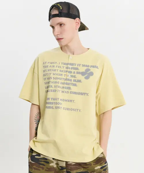 [HOODHOOD] Clover Typo Henley Neck Half Sleeve T-shirt LIGHT YELLOW / 클로버 타이포 헨리넥 반팔티셔츠 라이트옐로우