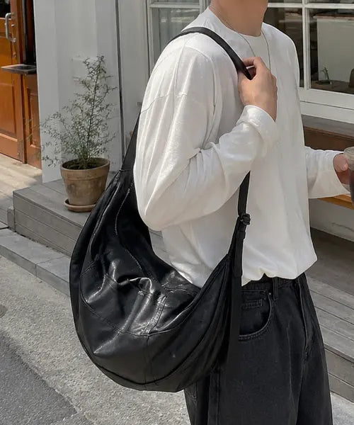 [ECORR] PANEL CURVED LEATHER CROSSBODY BAG_BLACK / 패널 커브드 레더 크로스백_블랙