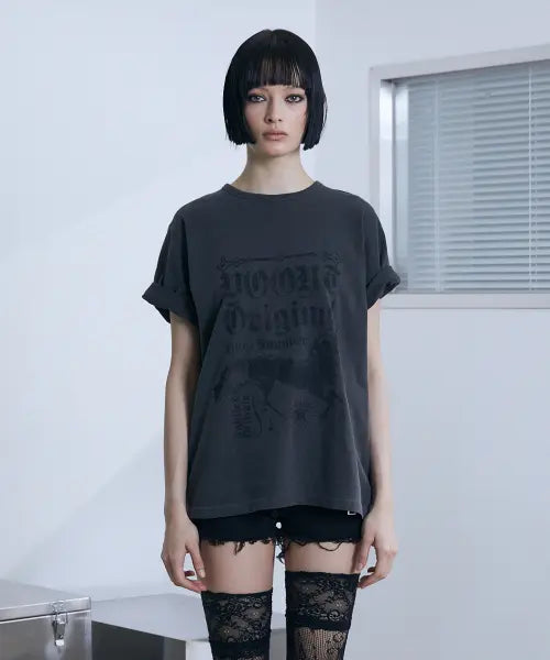[VOONT] Horse Graphic Roll-Up T-Shirt (CHARCOAL)