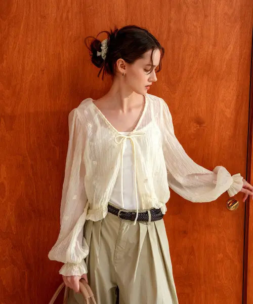 [PIGMENT] Antique Flower Embroidery Blouse (KYBL2604002) / 앤틱플라워자수블라우스 (KYBL2604002)