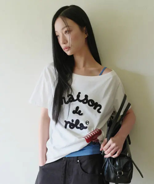 [ROLAROLA] MAISON DE ROLA EMBROIDERY OFF SHOULDER T-SHIRT OFF WHITE