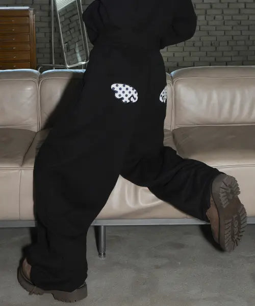 [SLEEKGLOW] Angel Appliqué Curved Sweatpants [Black] / 엔젤 아플리케 커브드 스웨트 팬츠[블랙]