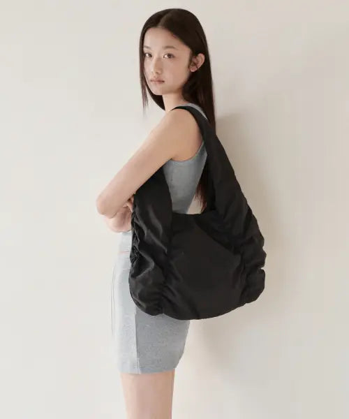 [MUSINSA STANDARD WOMAN] WOMENS BRIGHT SHIRRING SHOULDER BAG [BLACK] / 우먼즈 브라이트 셔링 숄더백 [블랙]