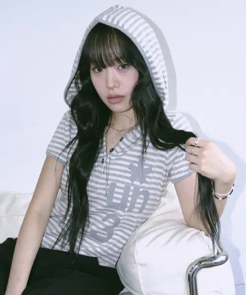 [UNTITLED SEOUL] SYMBOL STRIPE HENLEY HOOD CROP SHORT SLEEVE MELANGE WHITE / 심볼 스트라이프 헨리 후드 크롭 반팔 멜란지 화이트