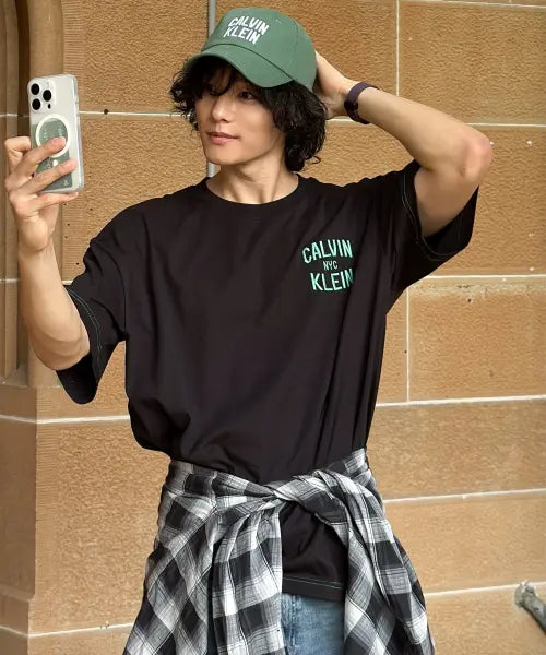 [CALVIN KLEIN JEANS] In The City Oversized Contrast Stitch Graphic Tee Black 4RF296G UB1 / 인더시티 오버핏 콘트라스트 스티치 그래픽 티 블랙 4RF296G UB1