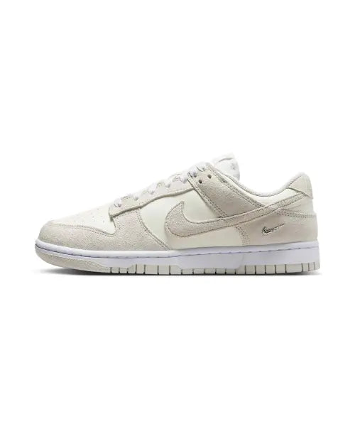 [NIKE] WMNS NIKE DUNK LOW SE - SAIL/VAST GREY-WHITE-MTLC SILVER / 덩크 로우 스웨이드 W - 세일:화이트:메탈릭 실버:배스트 그레이 / IO4244-105