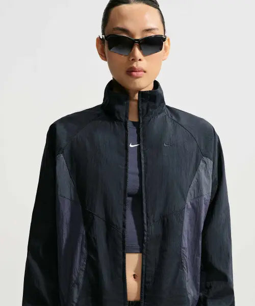 [NIKE] W NK STREET TRACK JKT - BLACK/GRIDIRON/ANTHRACITE/(BLACK) / 스포츠웨어 오버사이즈 트랙 재킷 W - 블랙:그리드아이언:앤트러사이트:블랙 / IM8402-010
